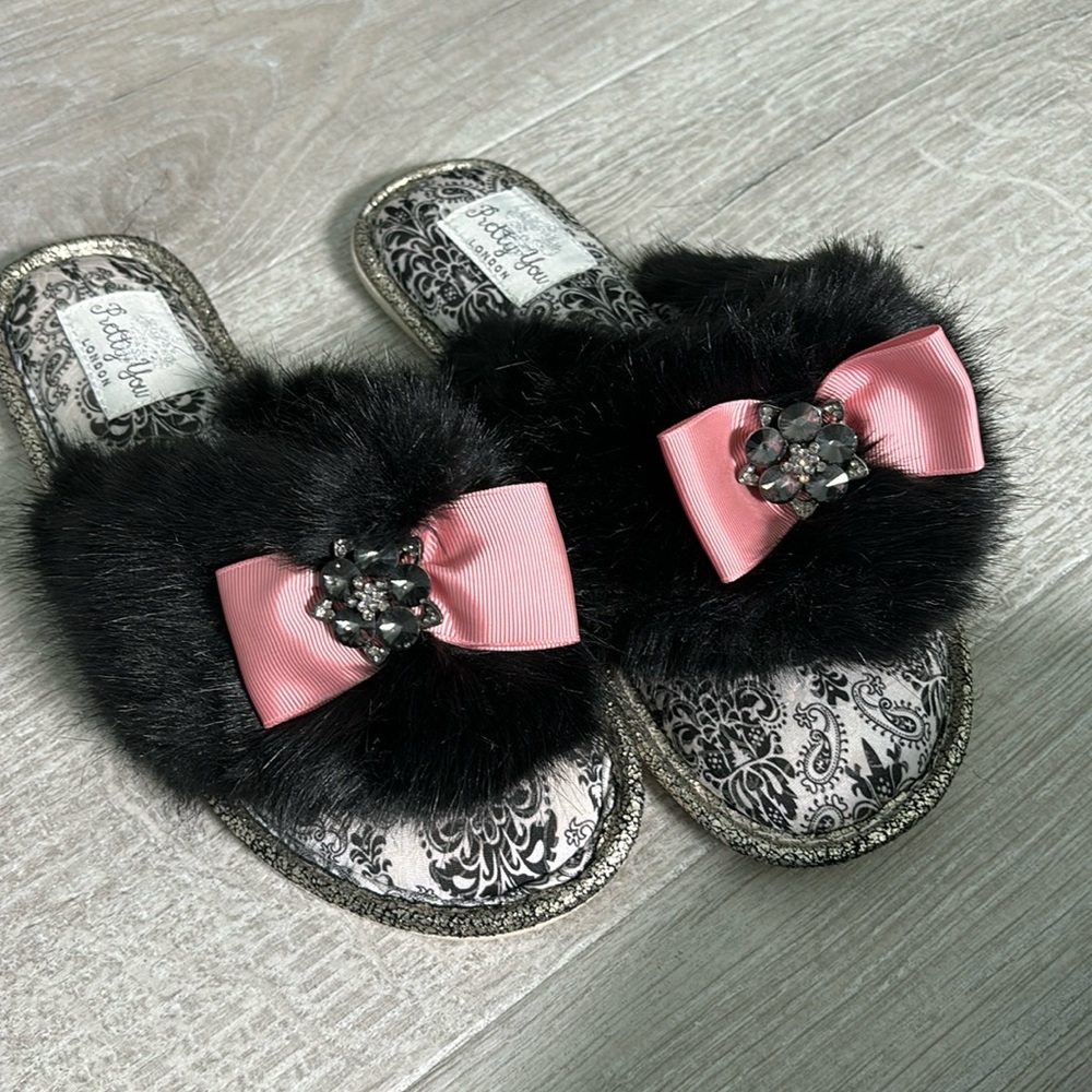 Pretty You London Natasha Slippers Black Faux Fur/Pink Bow sizeL(8-9)